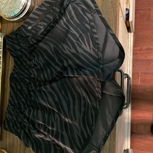 Lululemon hotty hot low rise 4” shorts